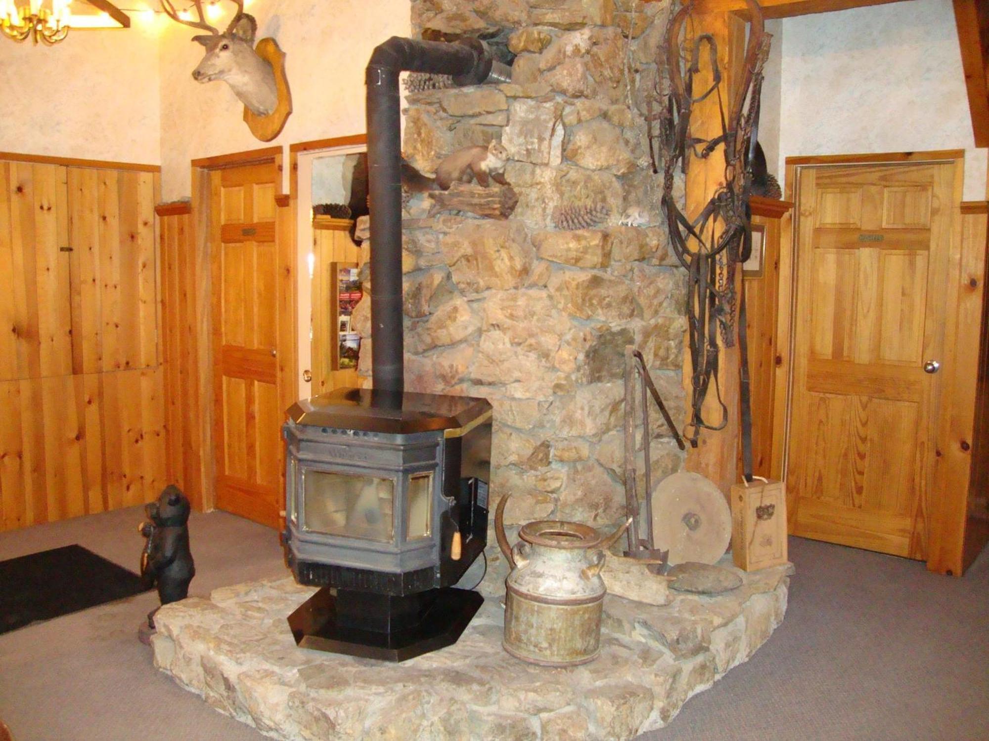 Helmcken Falls Lodge Cabin Rooms And Rv Park Clearwater Exterior photo
