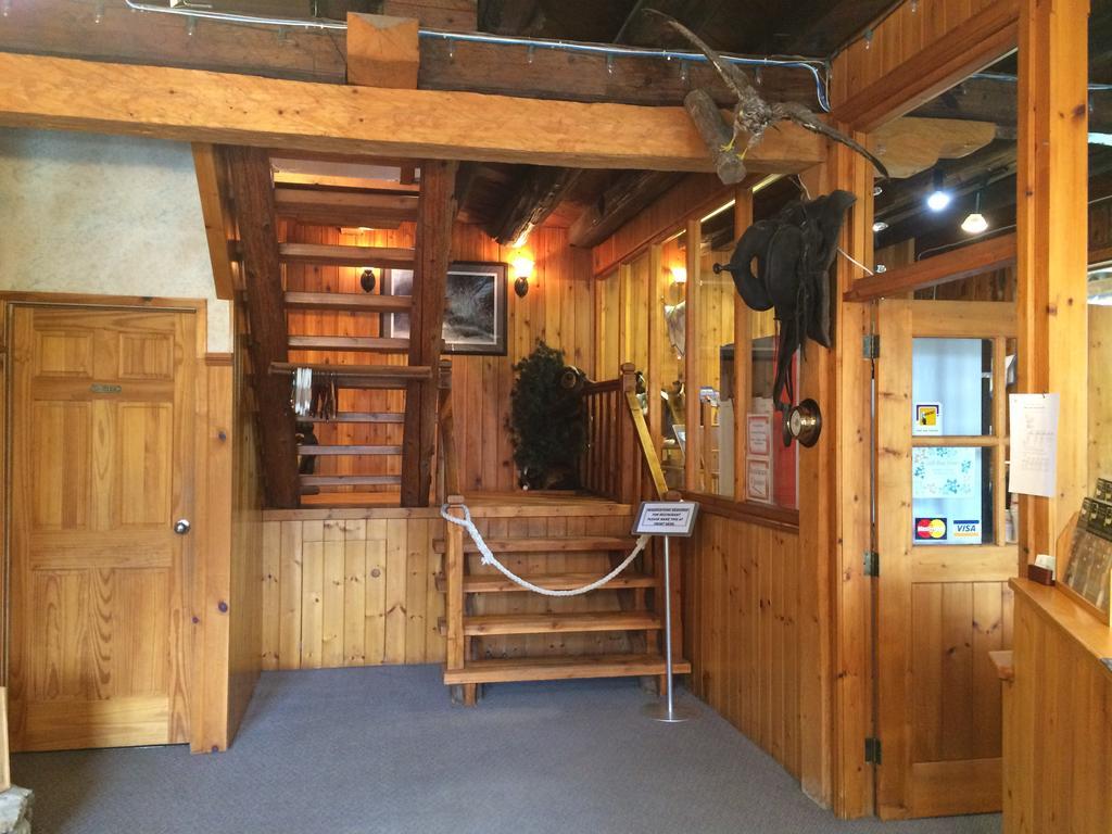 Helmcken Falls Lodge Cabin Rooms And Rv Park Clearwater Exterior photo